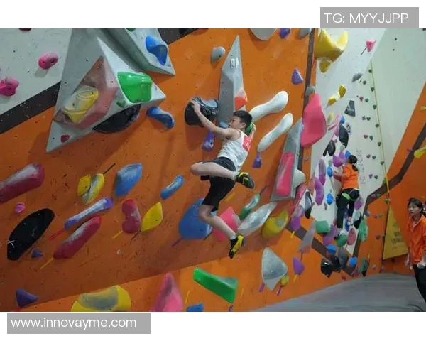 重庆攀岩队在极限运动嘉年华中的速度表现精彩点评与分析